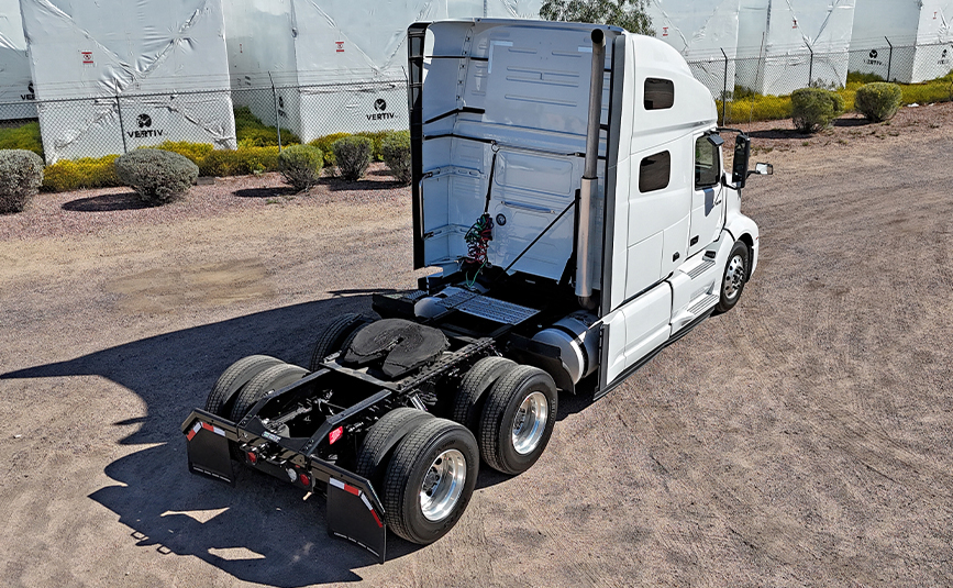 2025 volvo VNL64T760 sleeper cab truck - 03 - aerial rear view, fifth wheel plate back of cab