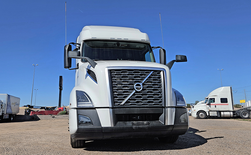 2025 volvo VNL64T760 sleeper cab truck - 07 - front grill, bumper