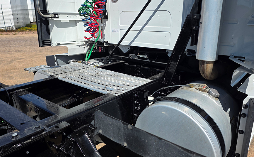 2025 volvo VNL64T760 sleeper cab truck - 09-1 -catwalk