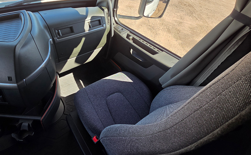 2025 volvo VNL64T760 sleeper cab truck - 18-1 - passenger seat