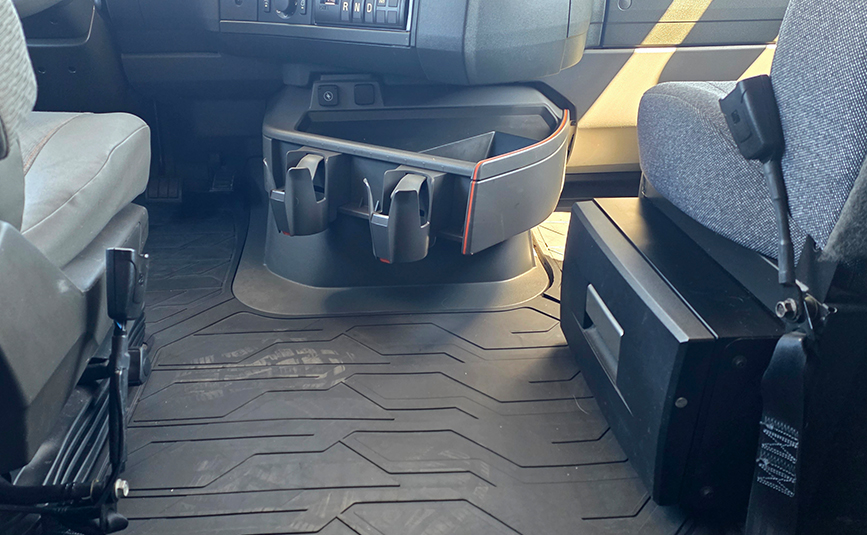 2025 volvo VNL64T760 sleeper cab truck - 20 - cab floor