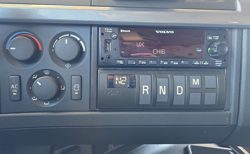 2025 volvo VNL64T760 sleeper cab truck - 21 - radio, climate control