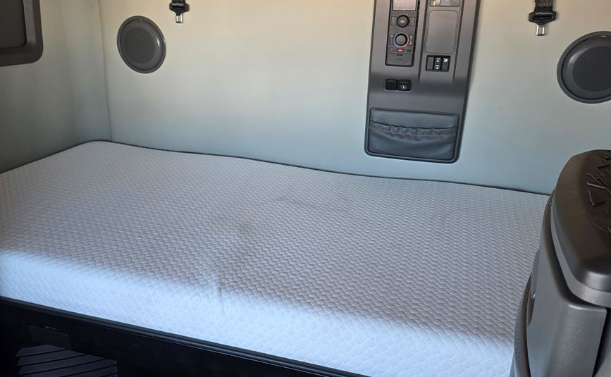 2025 volvo VNL64T760 sleeper cab truck - 26 - bunk mattress