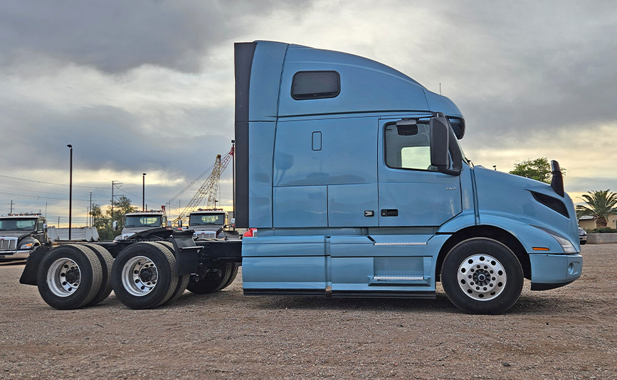 2024 volvo sleeper cab truck - 05 - passenger side