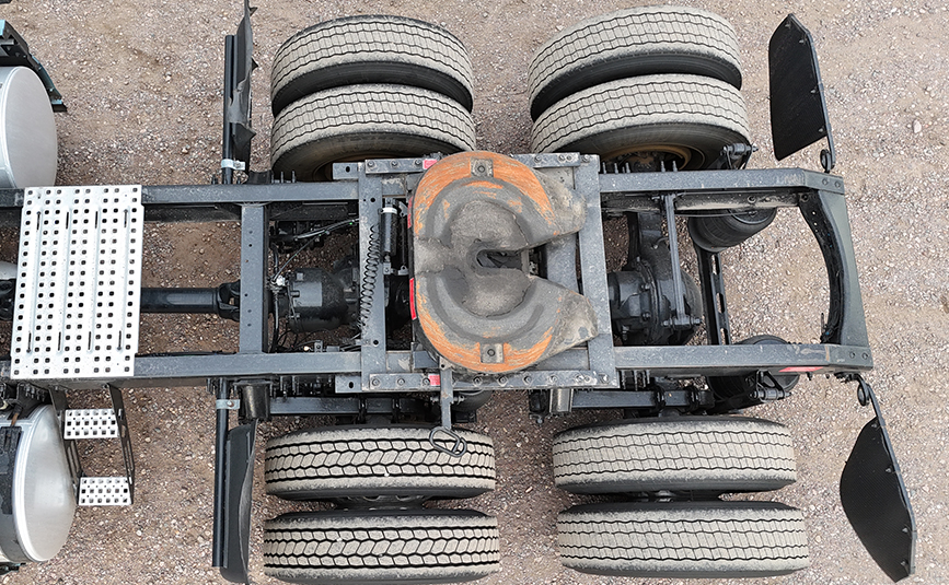 2024 volvo sleeper cab truck - 09 - rear frame, tires, axles