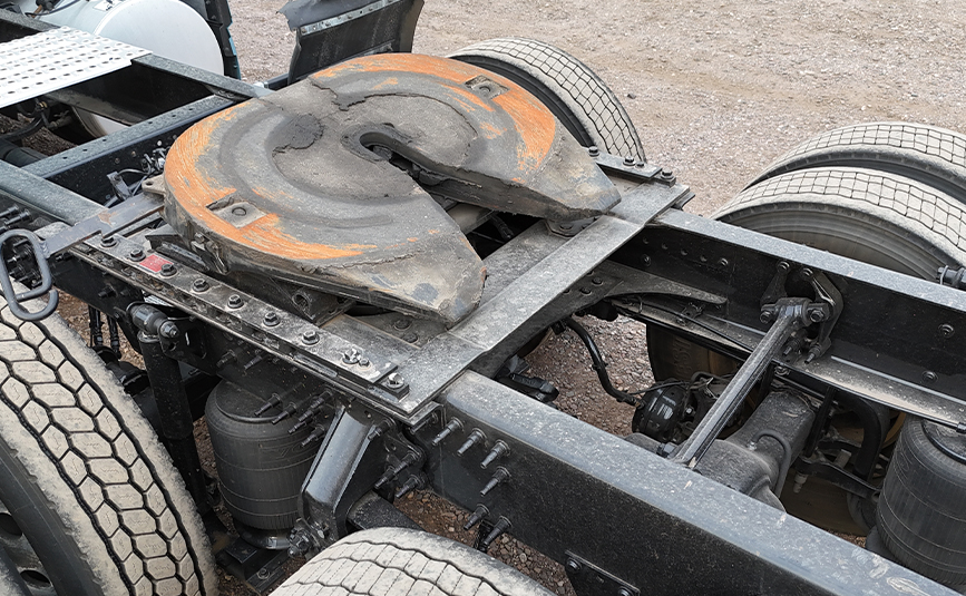 2024 volvo sleeper cab truck - 10 - fifth wheel plate