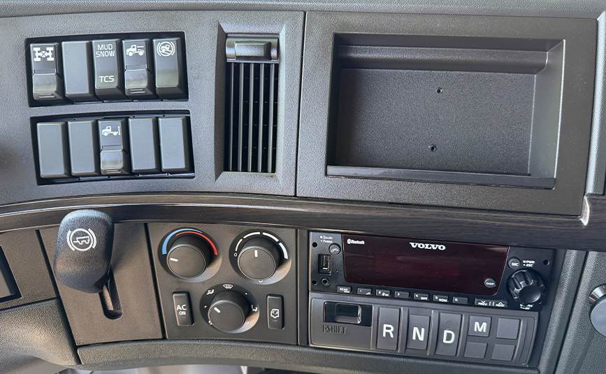 2024 volvo sleeper cab truck - 18 - dashboard