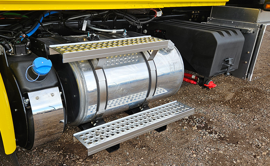 2027 international mv607 jerr-dan rollback yellow tow truck - 22 - fuel tank, battery box