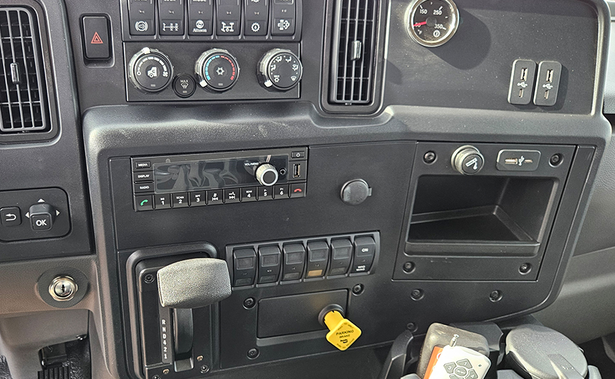 2027 international mv607 jerr-dan rollback yellow tow truck - 30 - dashboard