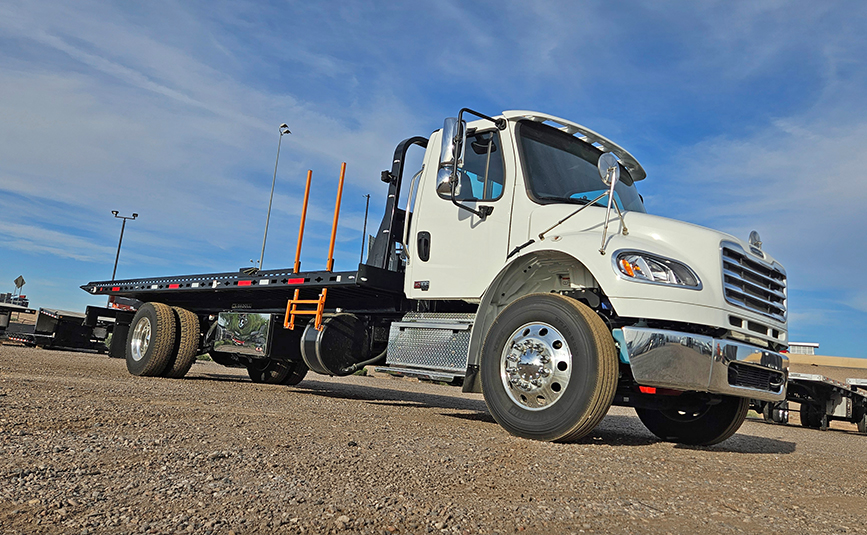 Freightliner Landoll Loadoll II rollback carrier - 04 - front view, passenger side