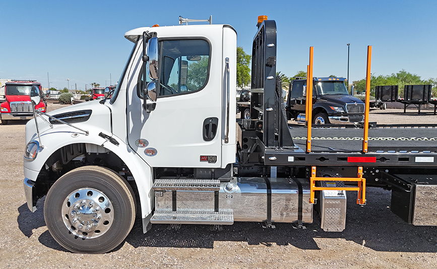 Freightliner Landoll Loadoll II rollback carrier - 10 - cab, driver door, fuel tank