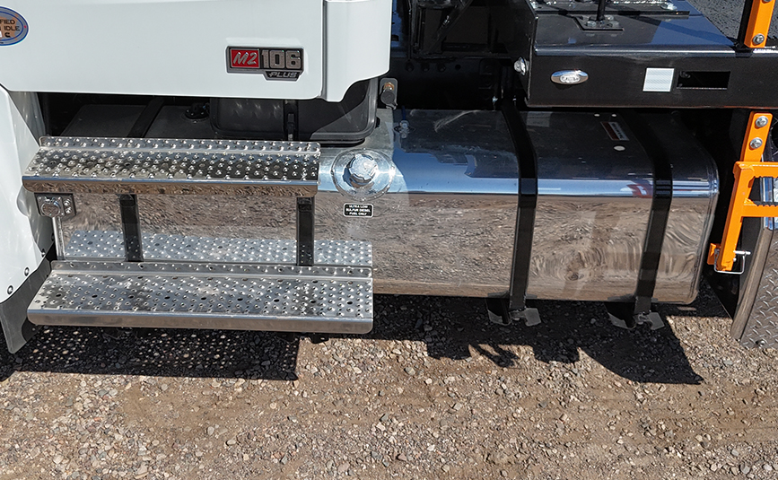 Freightliner Landoll Loadoll II rollback carrier - 11 - driver steps, fuel tank