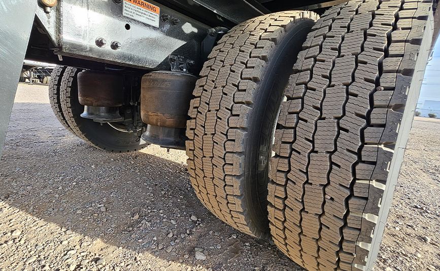Freightliner Landoll Loadoll II rollback carrier - 19 - tire tread