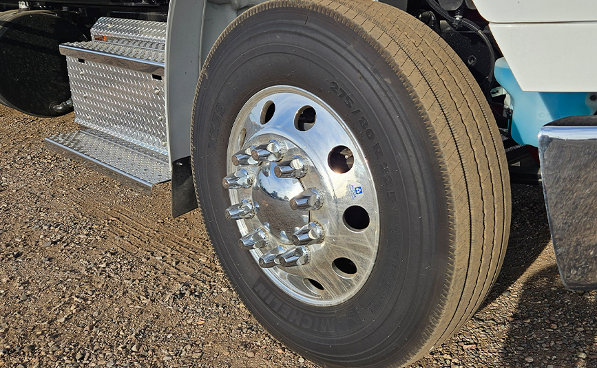 Freightliner Landoll Loadoll II rollback carrier - 21 - front tire wheel