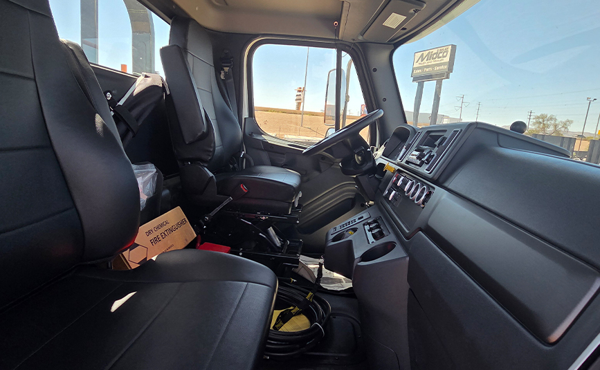 Freightliner Landoll Loadoll II rollback carrier - 26-1 - cab interior, passenger seat