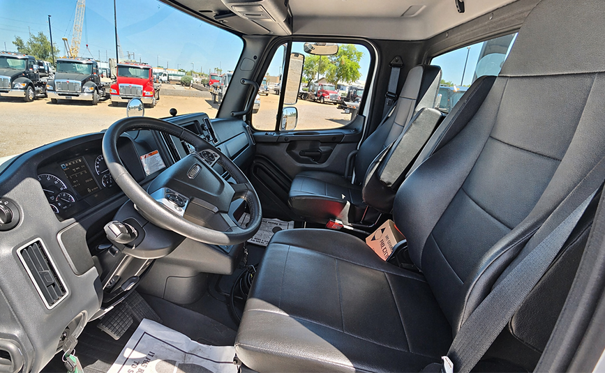 Freightliner Landoll Loadoll II rollback carrier - 26 - cab interior, driver seat