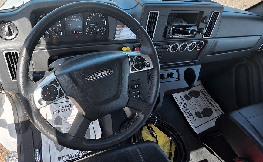 Freightliner Landoll Loadoll II rollback carrier - 27 - steering wheel, dashboard