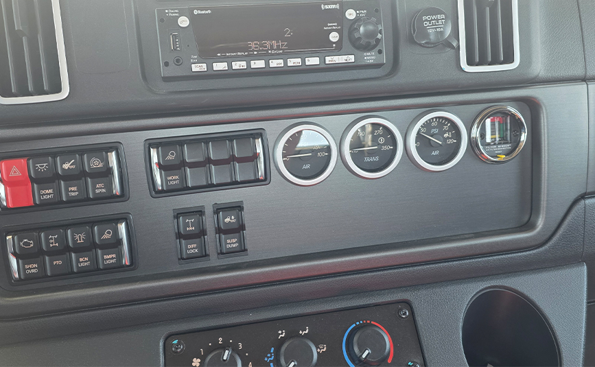 Freightliner Landoll Loadoll II rollback carrier - 29 - dashboard