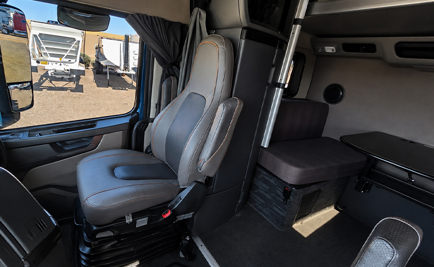 2023 Volvo VNL 860