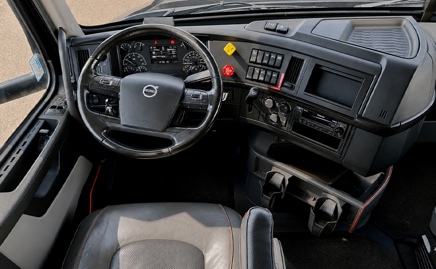 2023 volvo vnl860 globetrotter used sleeper cab - 16 - driver seat ,dashboard, steering wheel