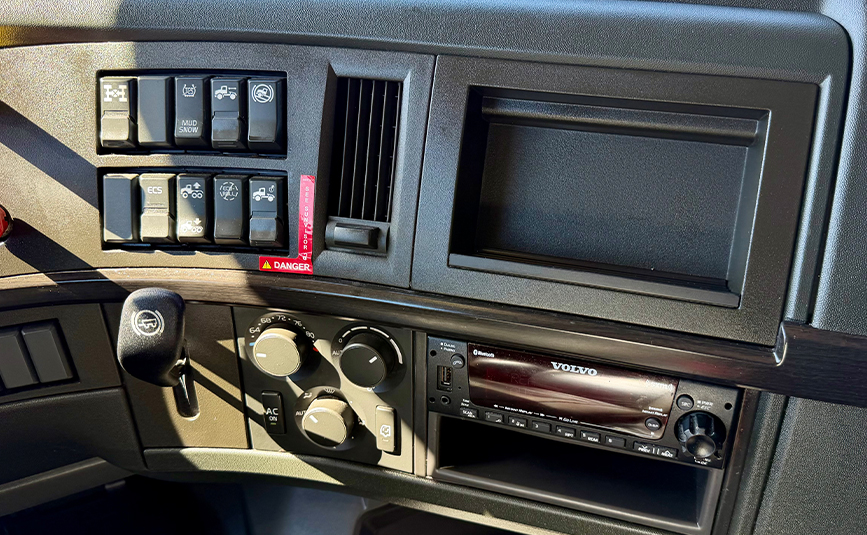 2023 volvo vnl860 globetrotter used sleeper cab - 17 - dashboard