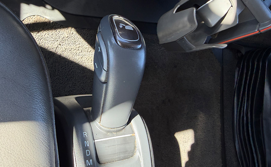 2023 volvo vnl860 globetrotter used sleeper cab - 18 - gear shift