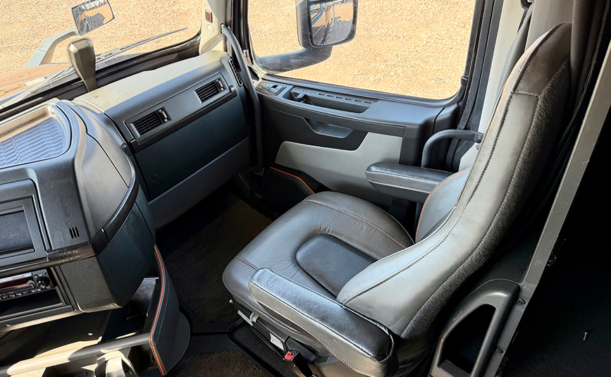 2023 volvo vnl860 globetrotter used sleeper cab - 19 - passenger seat