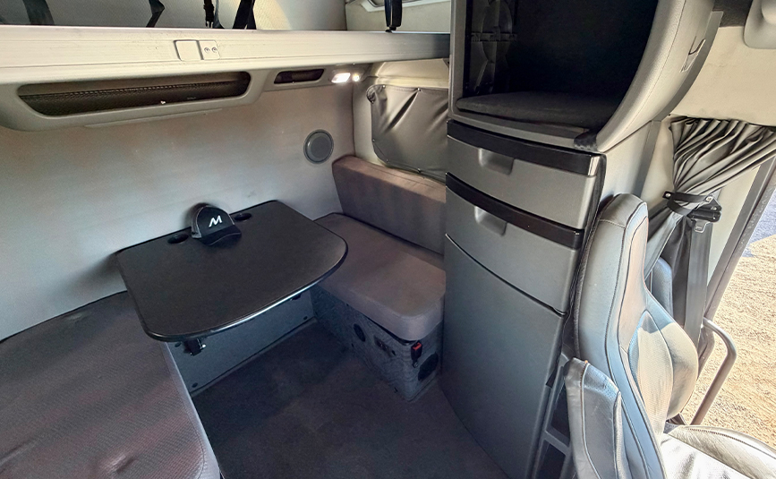 2023 volvo vnl860 globetrotter used sleeper cab - 22 - bunk table