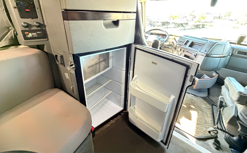 2023 volvo vnl860 globetrotter used sleeper cab - 23 - refrigerator