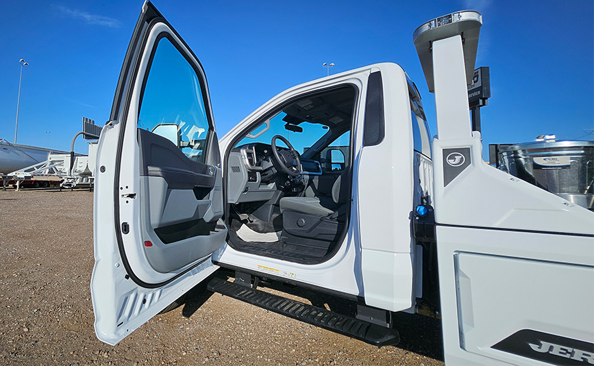 2026 Ford F450 Jerr-Dan MPL-NG wrecker tow truck - 18 - driver door, cab interior