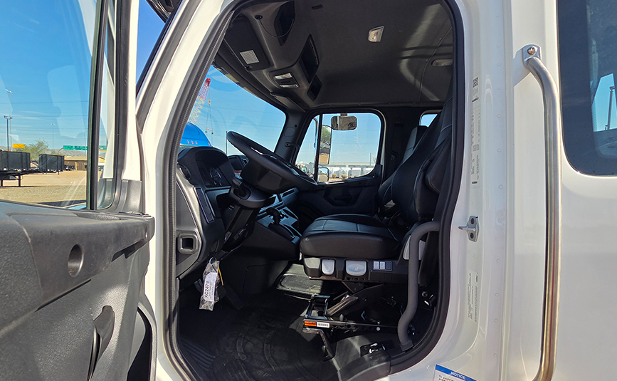 2027 freightliner m2 jerr-dan rollback tow truck - 19 - driver door, inside cab