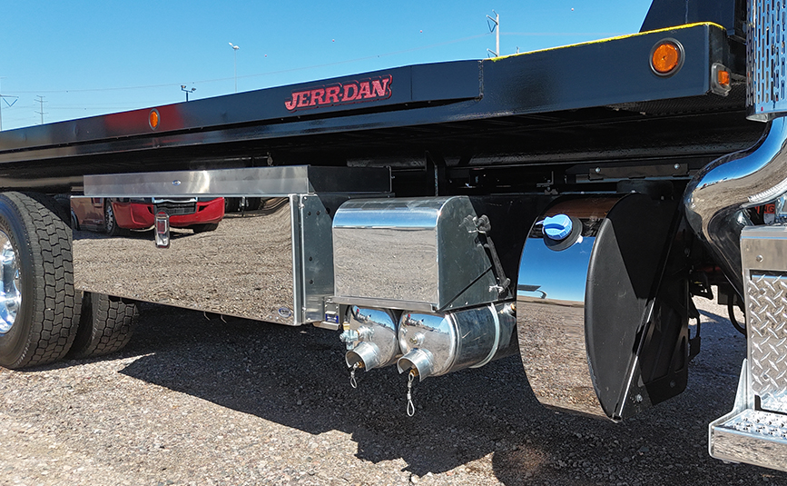2027 peterbilt 567 jerr-dan industrial carrier tow truck - 09 - passenger side, toolbox, battery box